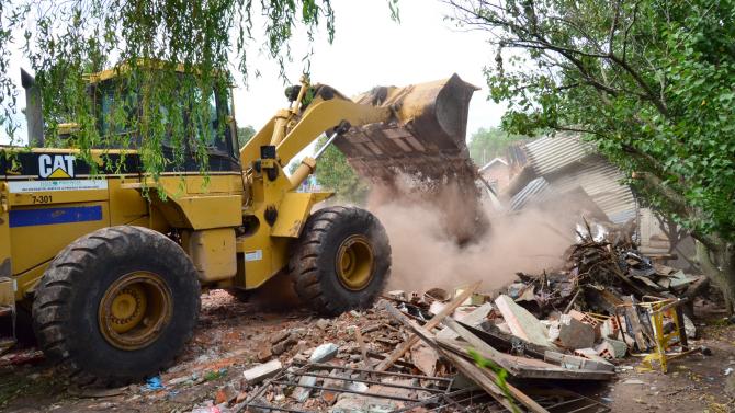 Fotos MGP - Demolicion construccion abandonada donde se vendia drogas en el bariro Libertad_grande