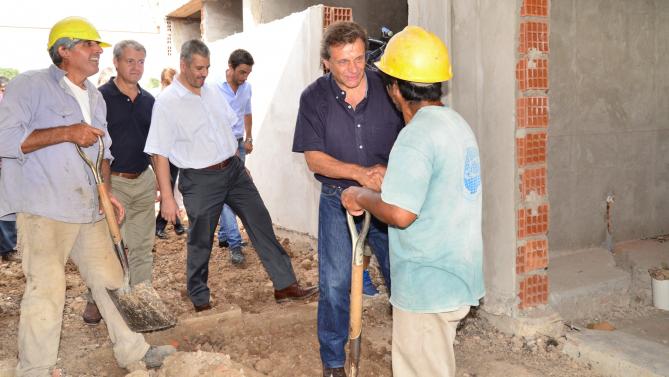 Fotos MGP - Pulti recorrio la nueva obra del Centro de Salud de Felix U Camet 1_grande